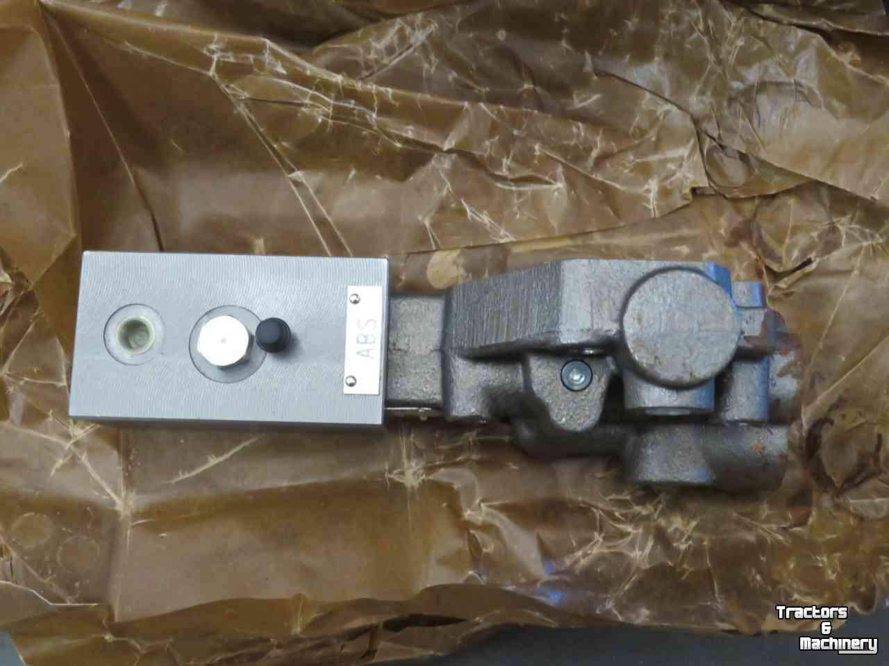 Tractor New Holland NewH T7.xxx Case-IH Puma ABS Hydr Remventiel CNH parts nr:47584635