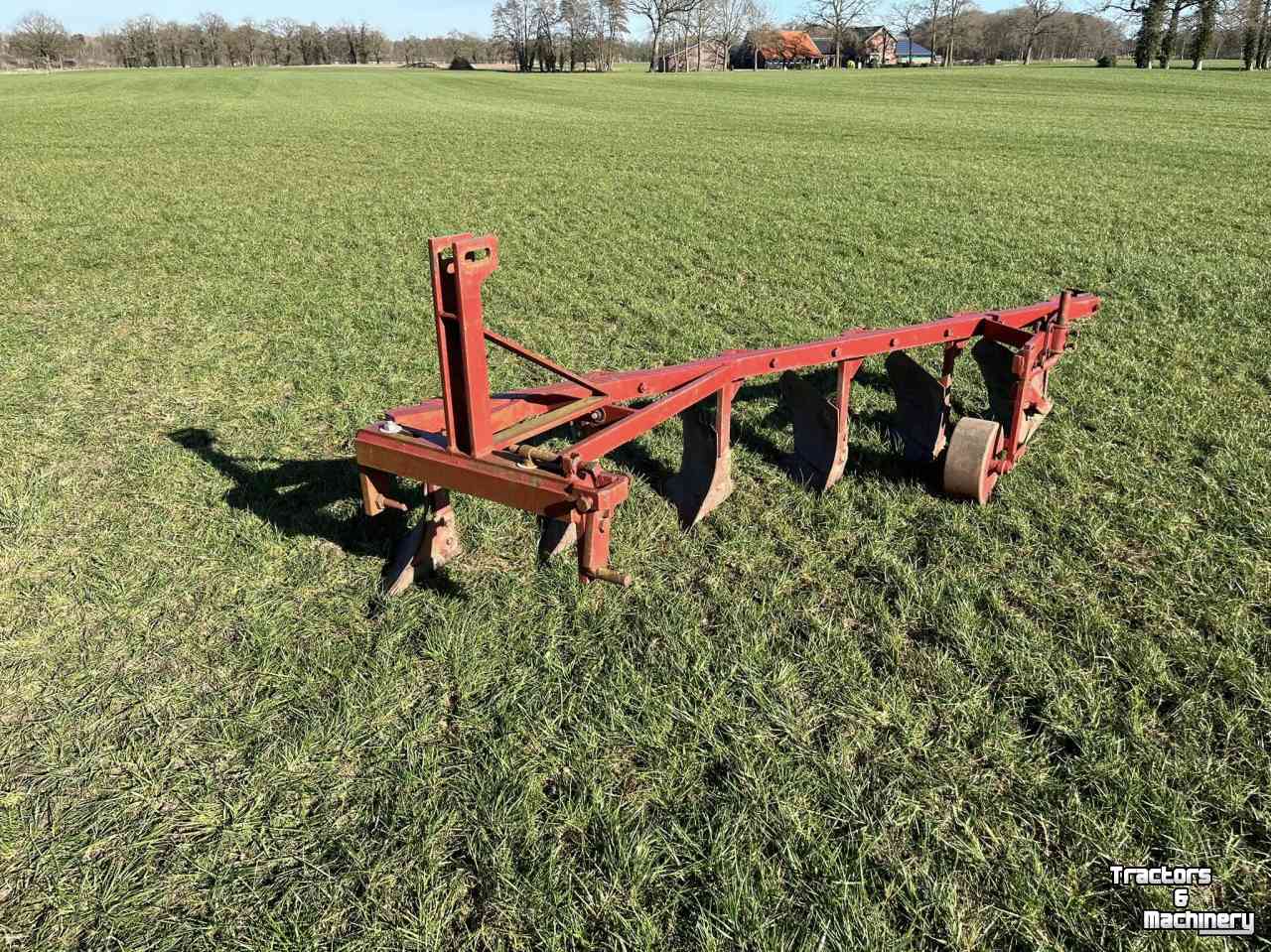 Ploughs  Stoppelploeg 6 schaar