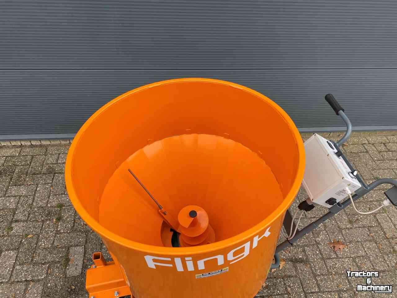 Sawdust spreader for boxes Flingk SE 250