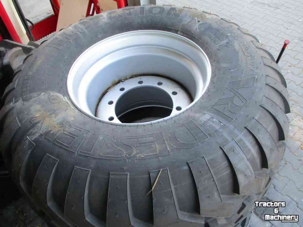 Wheels, Tyres, Rims & Dual spacers Vredestein 600/55-22.5 op 10 gaats velg