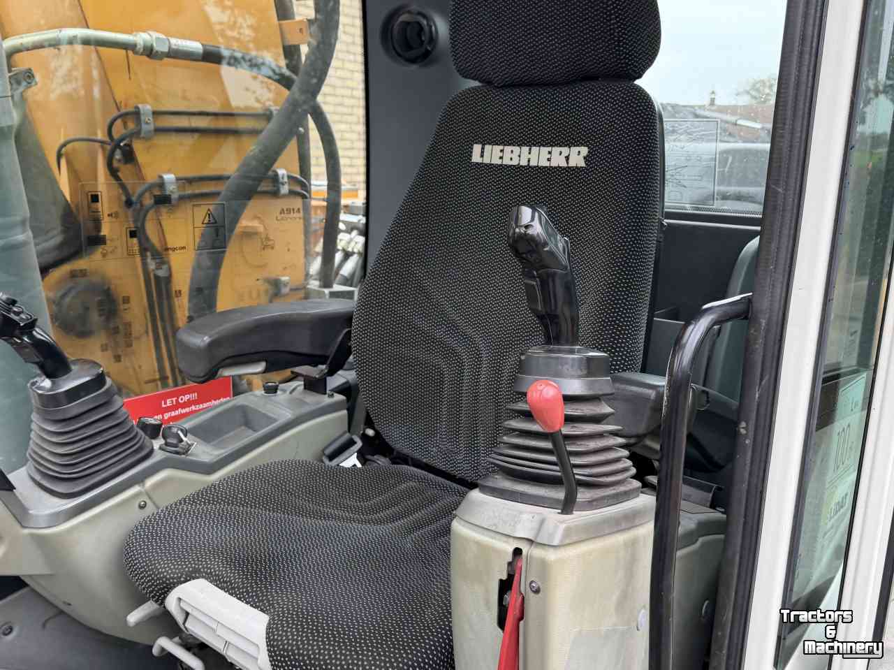 Excavator Liebherr A914 met Engcon draaikantelstuk