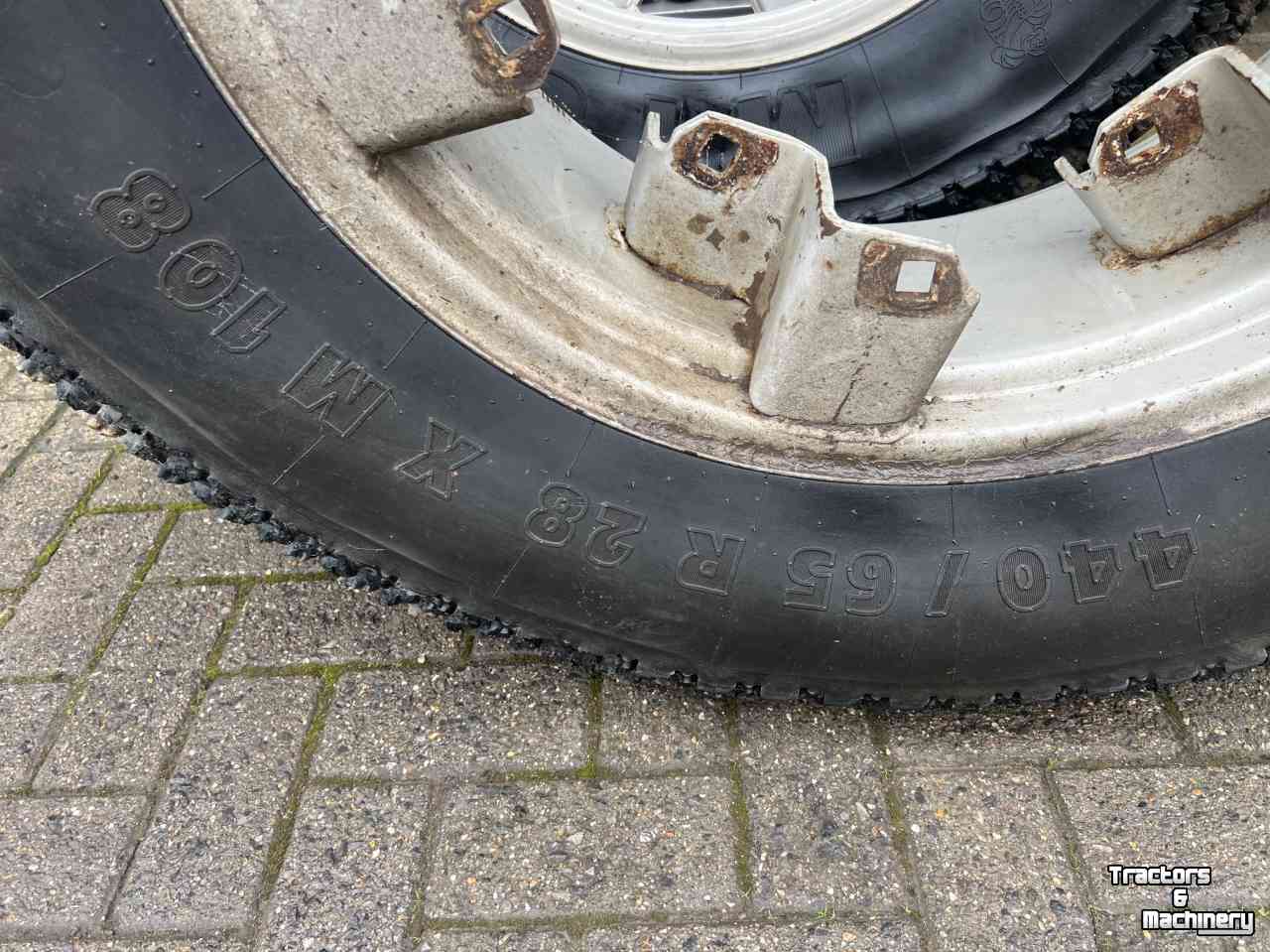 Wheels, Tyres, Rims & Dual spacers Michelin 440/65-28