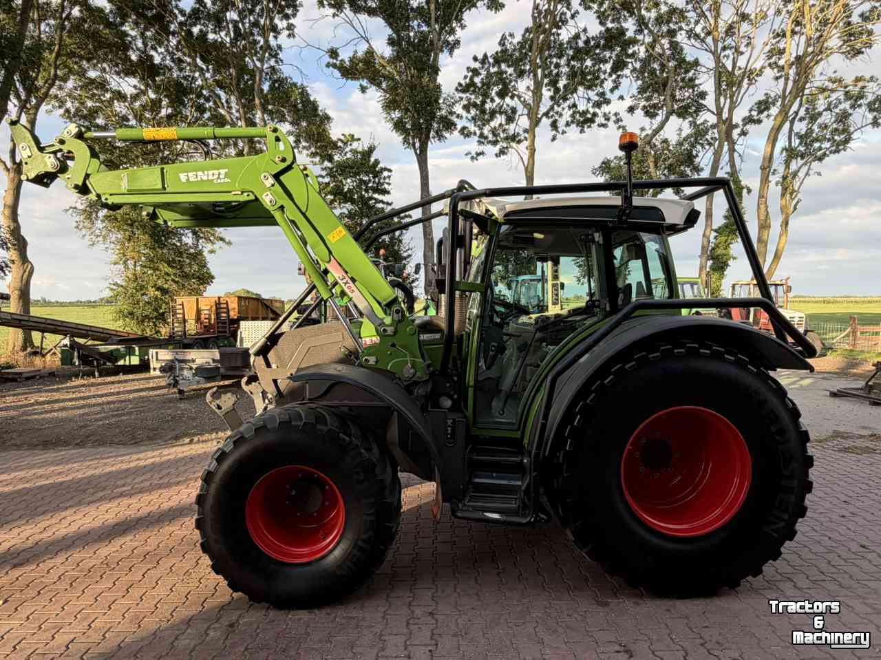 Tractor Fendt 211 Vario met bosbouwbescherming / forestry protection