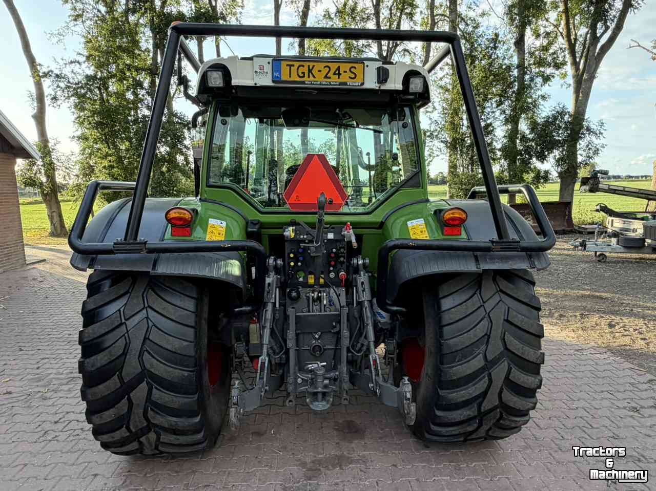 Tractor Fendt 211 Vario met bosbouwbescherming / forestry protection