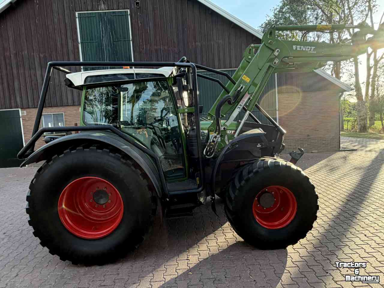 Tractor Fendt 211 Vario met bosbouwbescherming / forestry protection