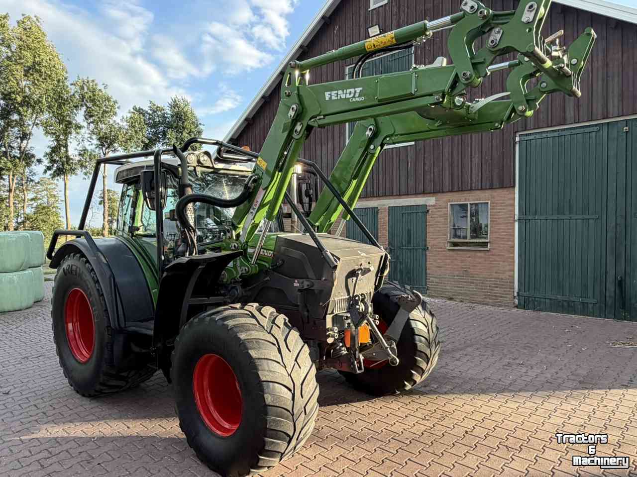 Tractor Fendt 211 Vario met bosbouwbescherming / forestry protection