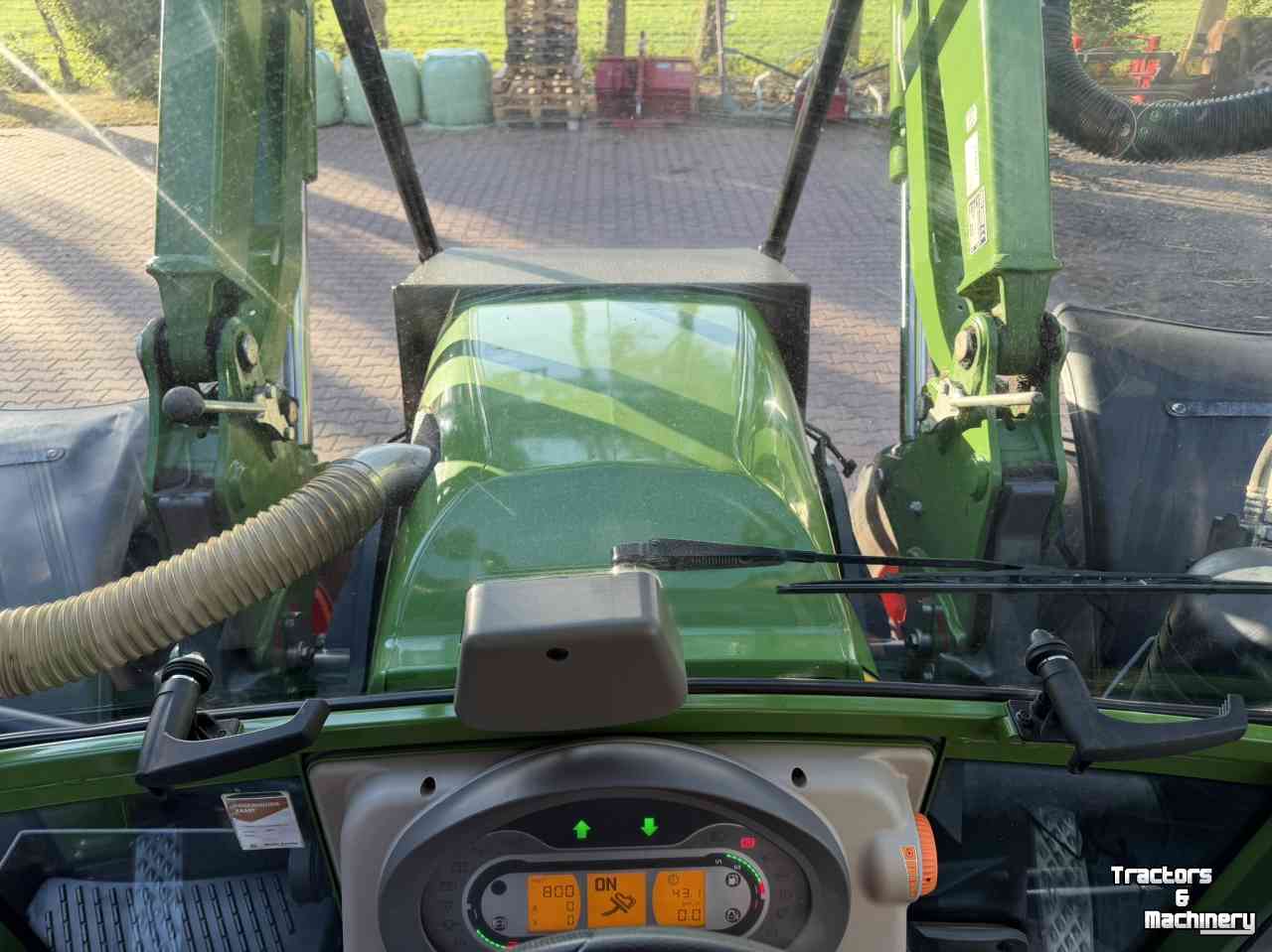 Tractor Fendt 211 Vario met bosbouwbescherming / forestry protection
