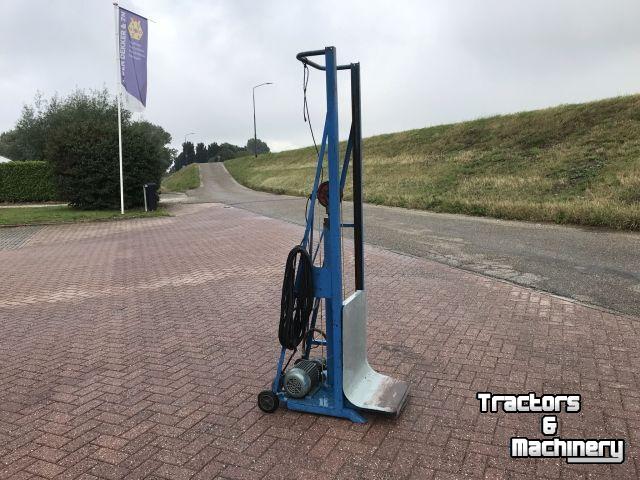 Other conveying equipment and accessories  Zakkenlift elecktrisch/hydraulisch