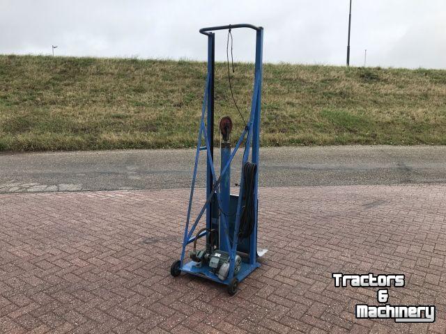 Other conveying equipment and accessories  Zakkenlift elecktrisch/hydraulisch