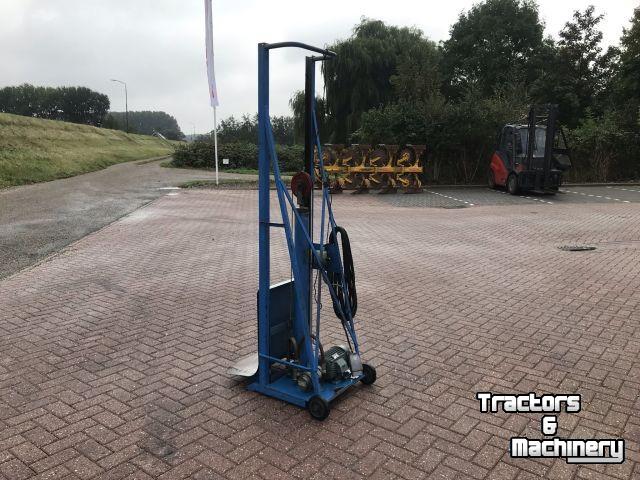 Other conveying equipment and accessories  Zakkenlift elecktrisch/hydraulisch