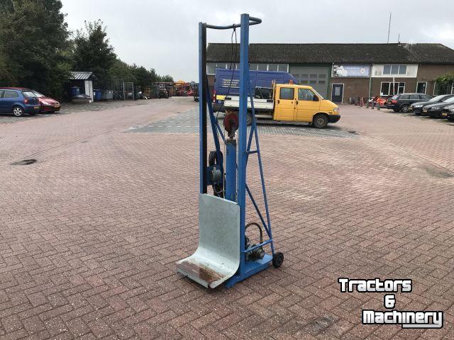 Other conveying equipment and accessories  Zakkenlift elecktrisch/hydraulisch