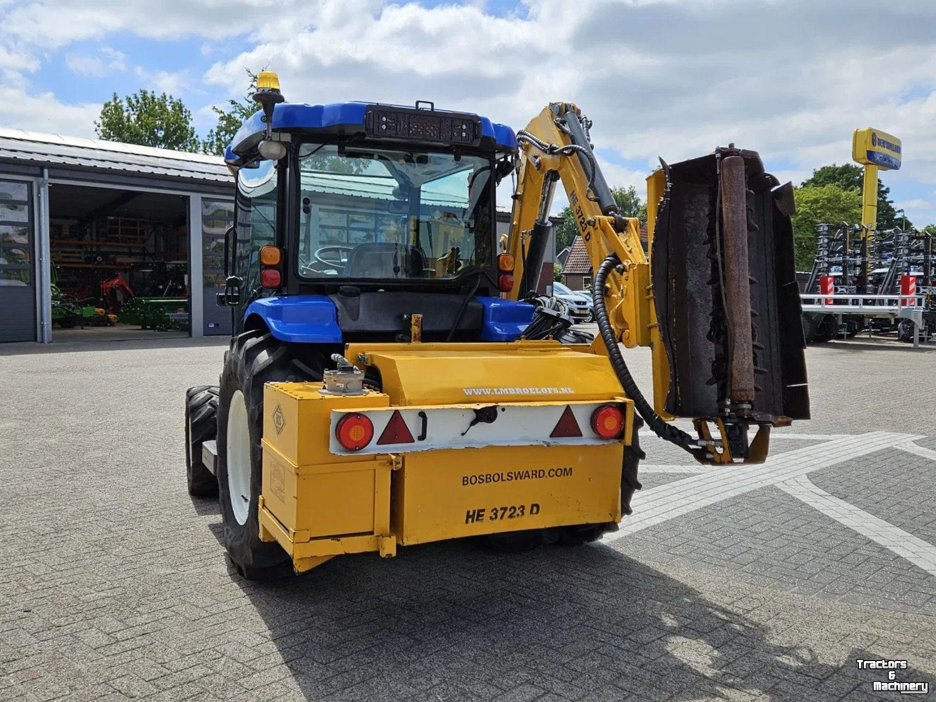 Small-track Tractor New Holland Boomer 3050 met Bos Maaiarm