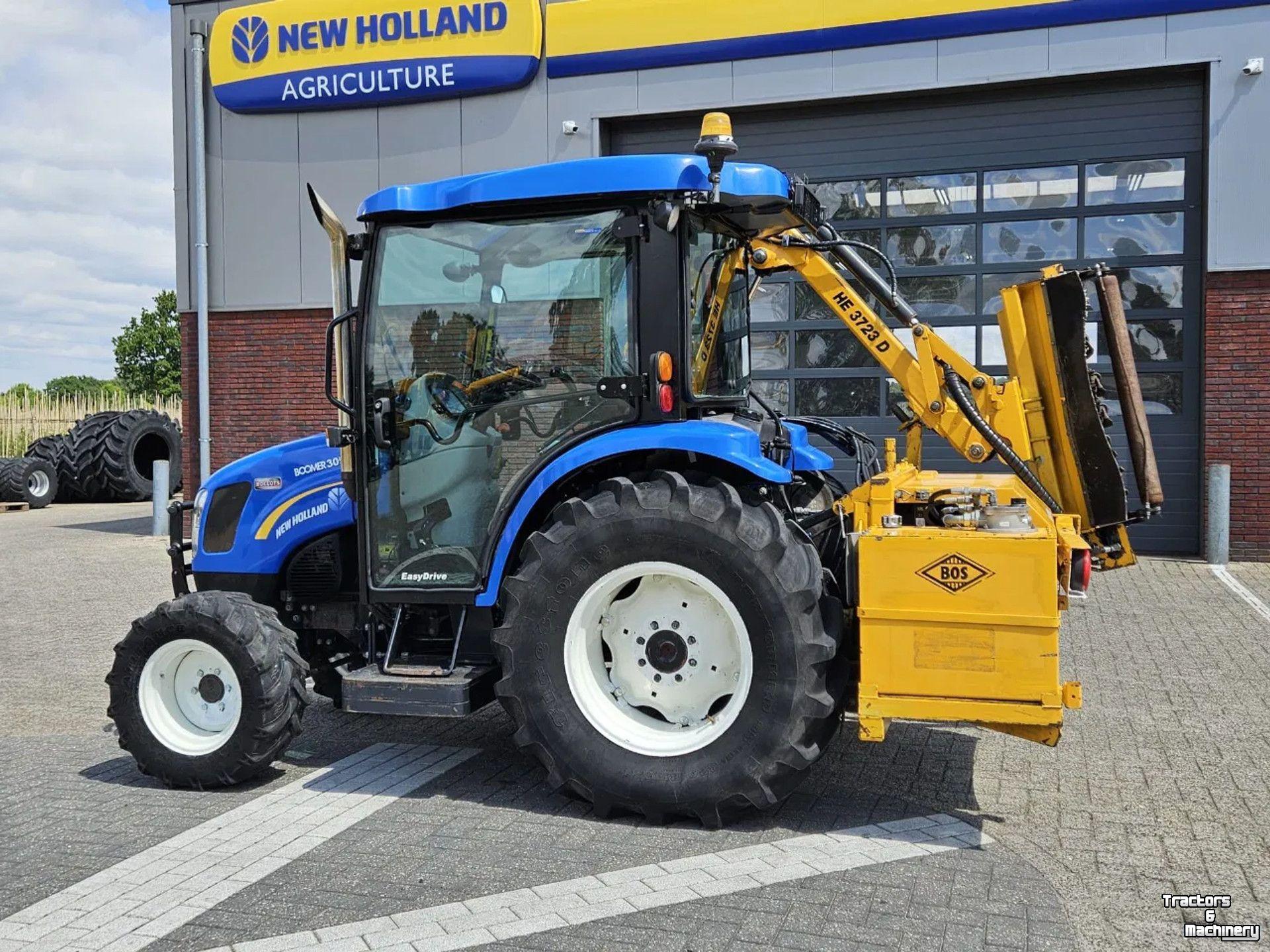 Small-track Tractor New Holland Boomer 3050 met Bos Maaiarm