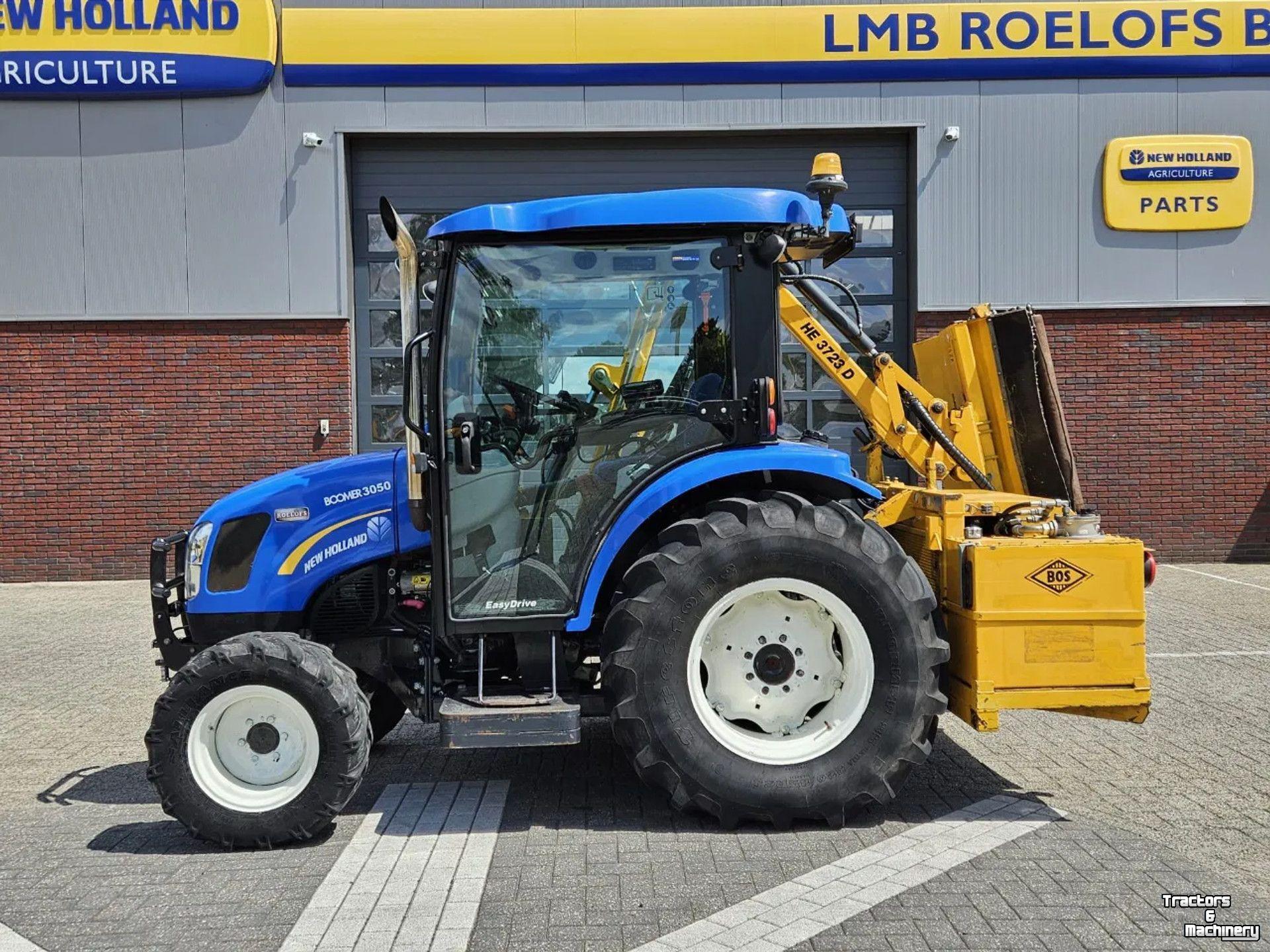 Small-track Tractor New Holland Boomer 3050 met Bos Maaiarm