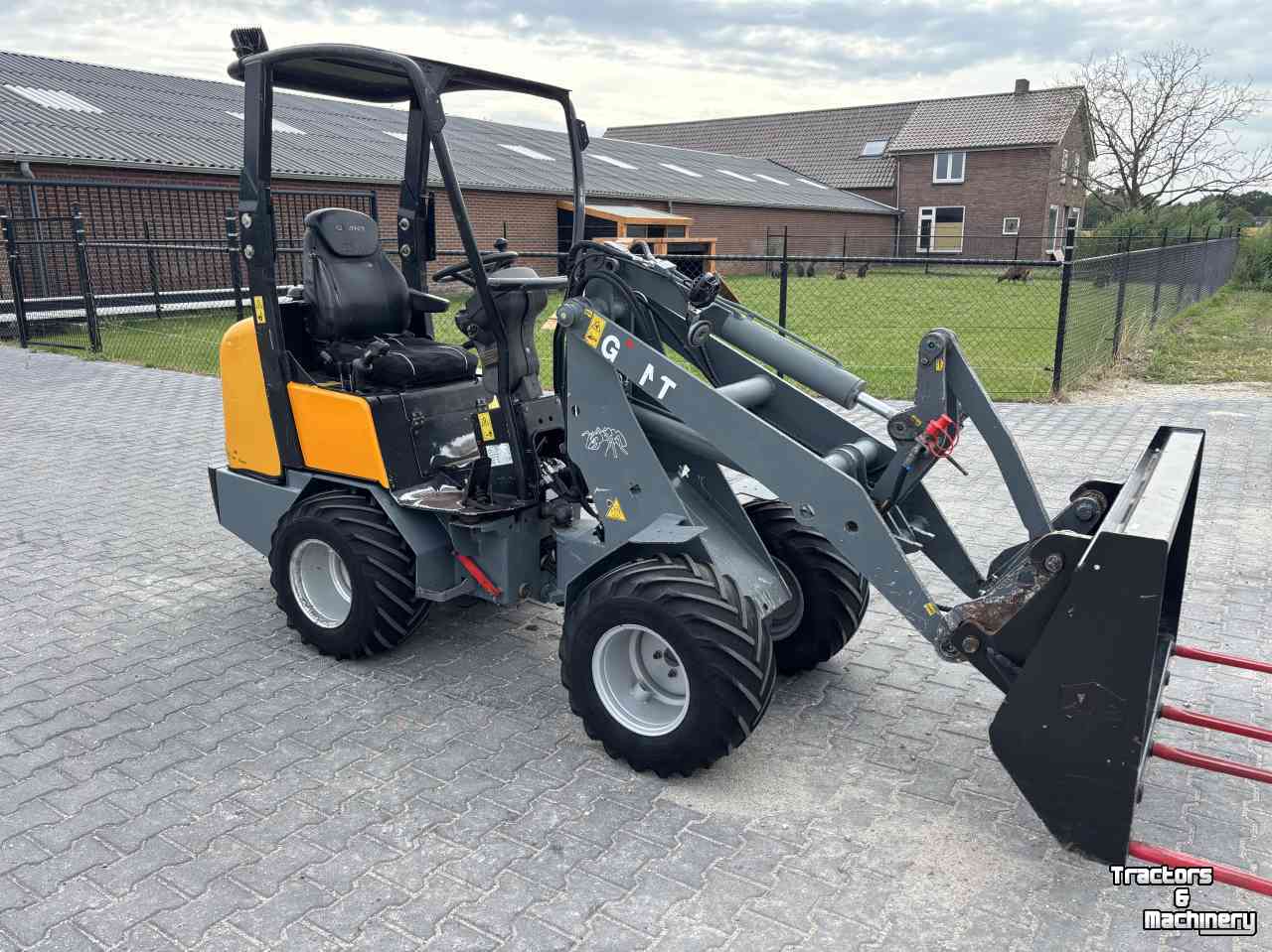 Wheelloader Giant D263S shovel