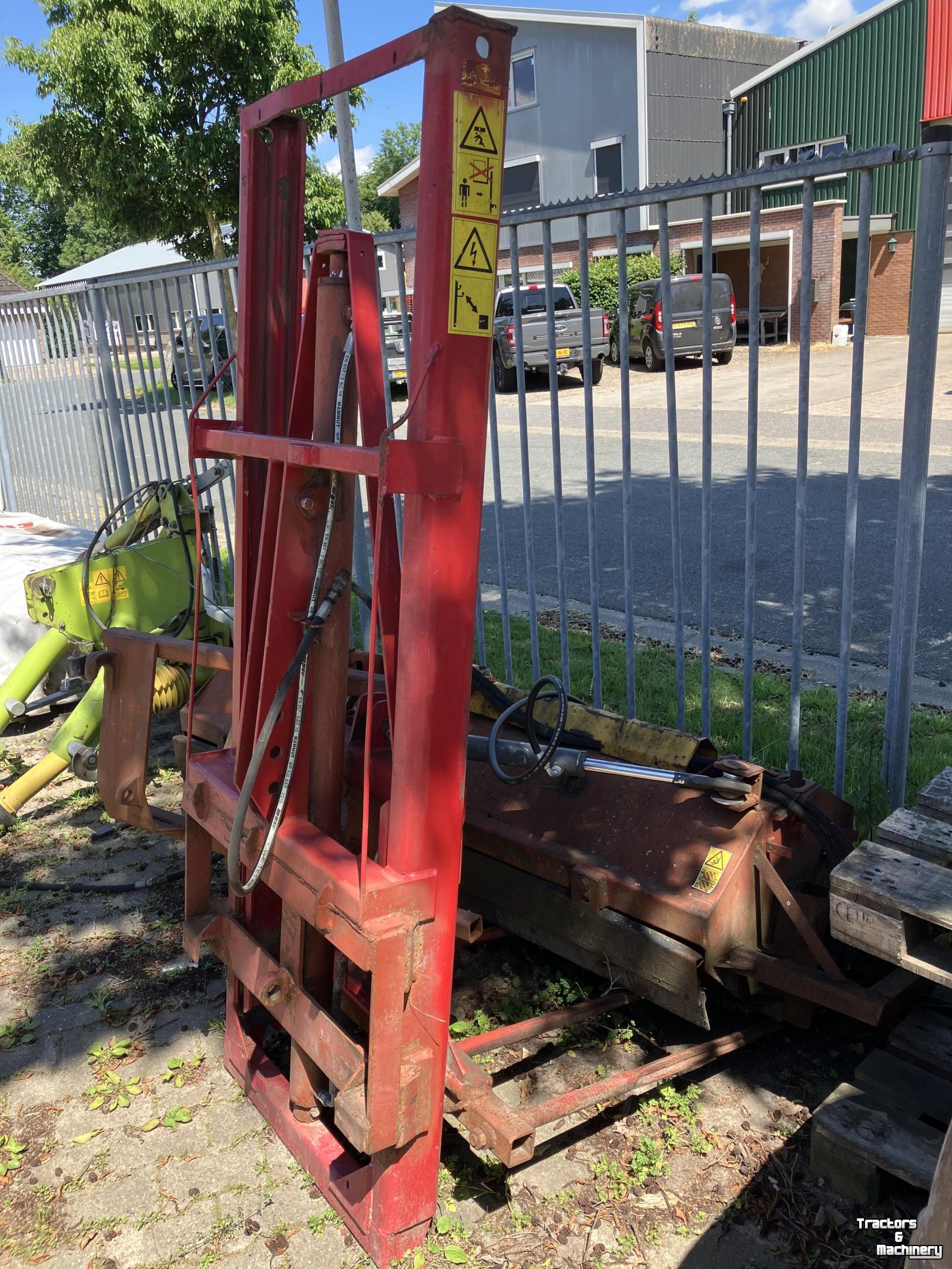 Fork lift & Fork lift truck  Hefmast met balenprikker
