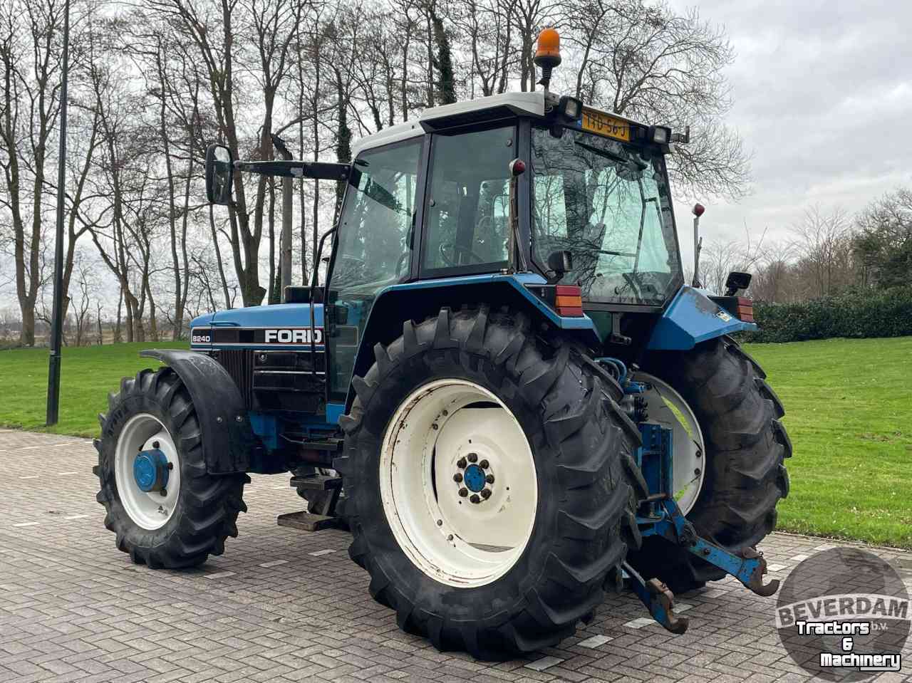 Tractors Ford 8240