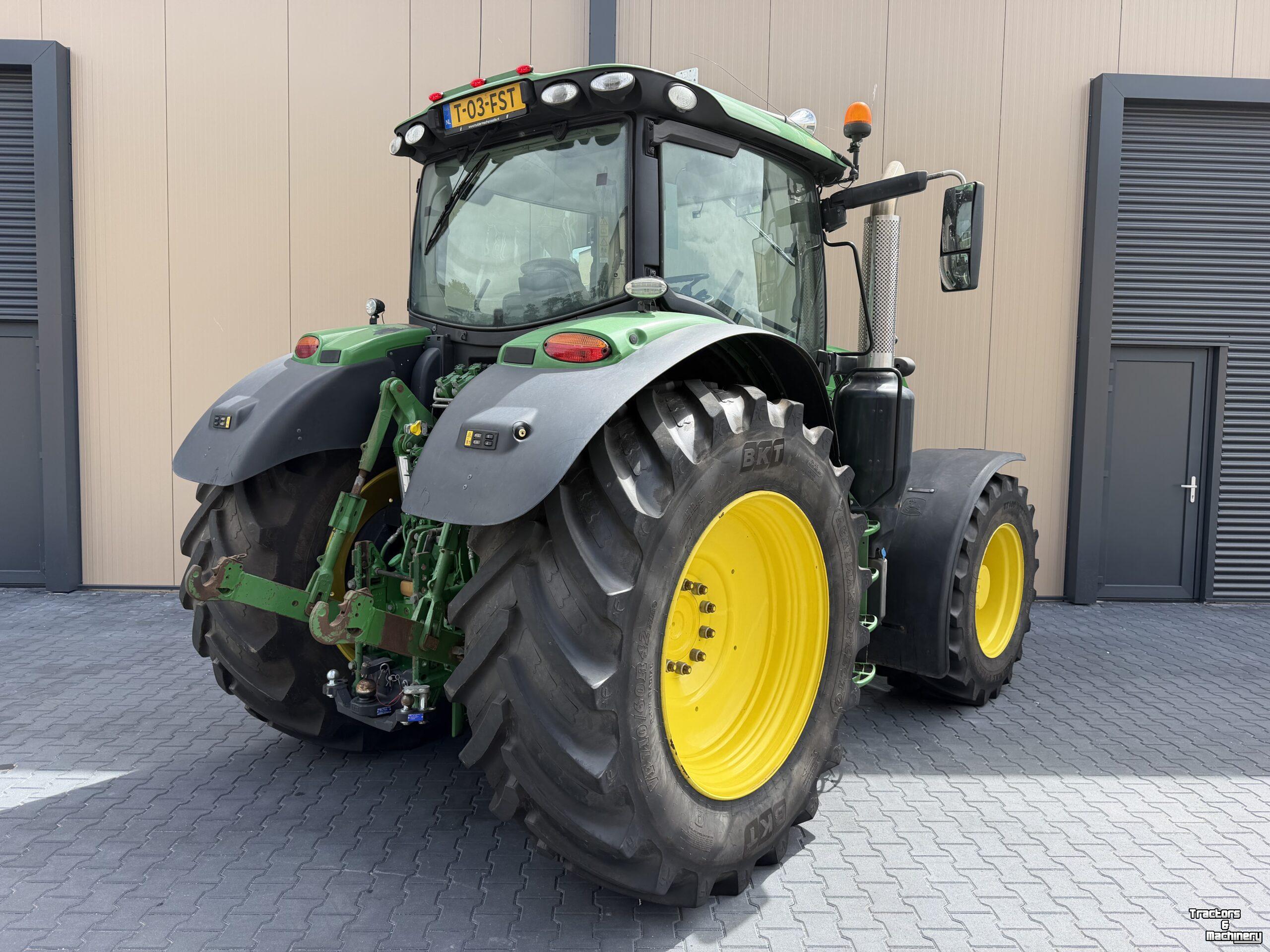 Tractor John Deere 6215R