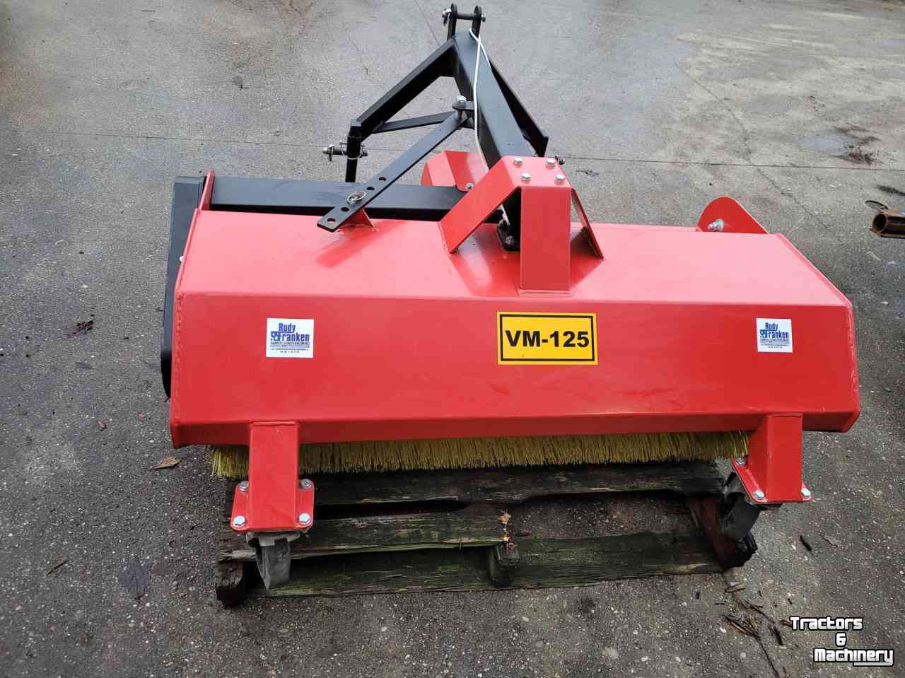 Sweepers and vacuum sweepers  Veegmachine 1.25 mtr aftakas aangedreven met opvangbak