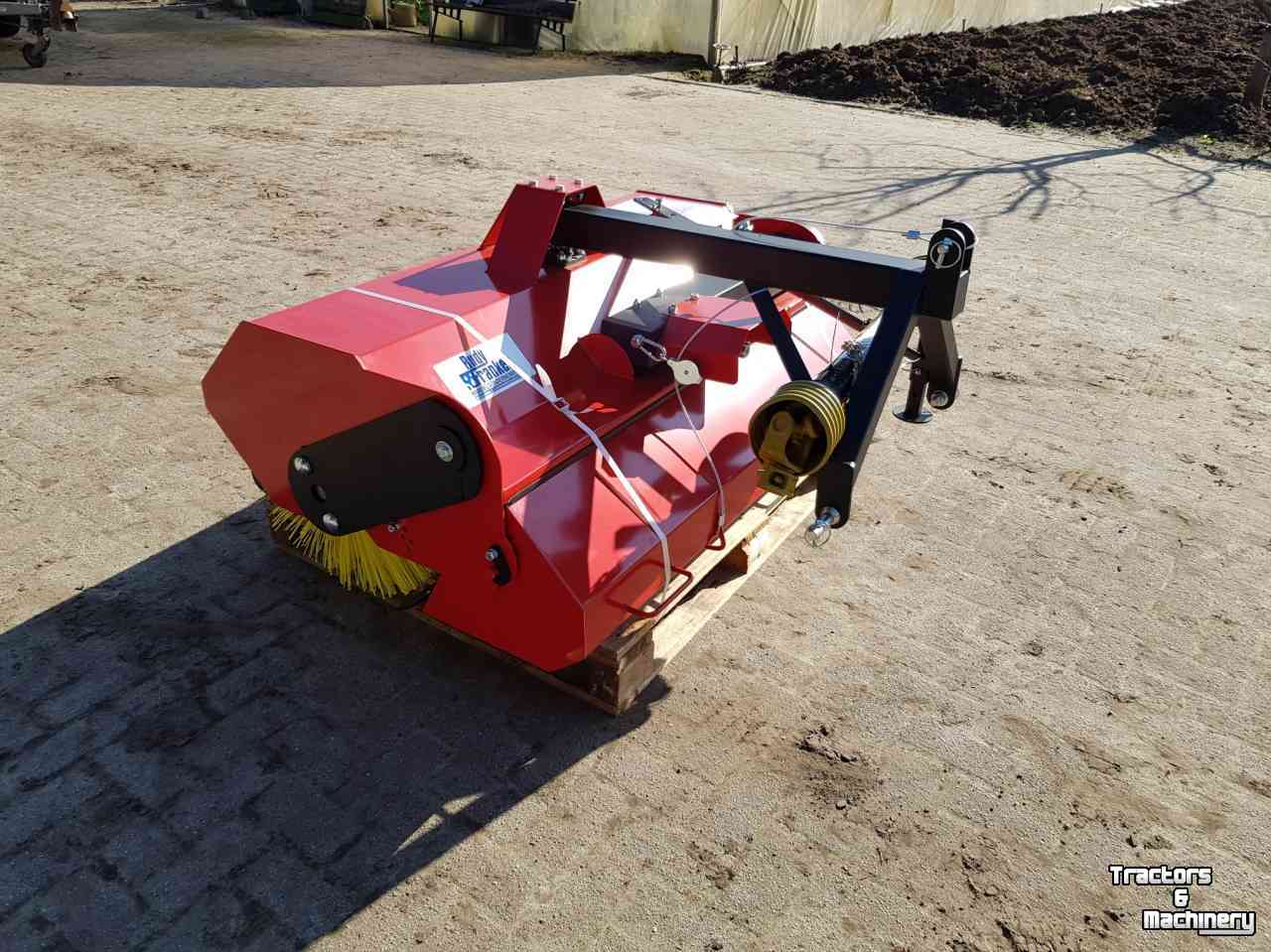 Sweepers and vacuum sweepers  Veegmachine 1.25 mtr aftakas aangedreven met opvangbak