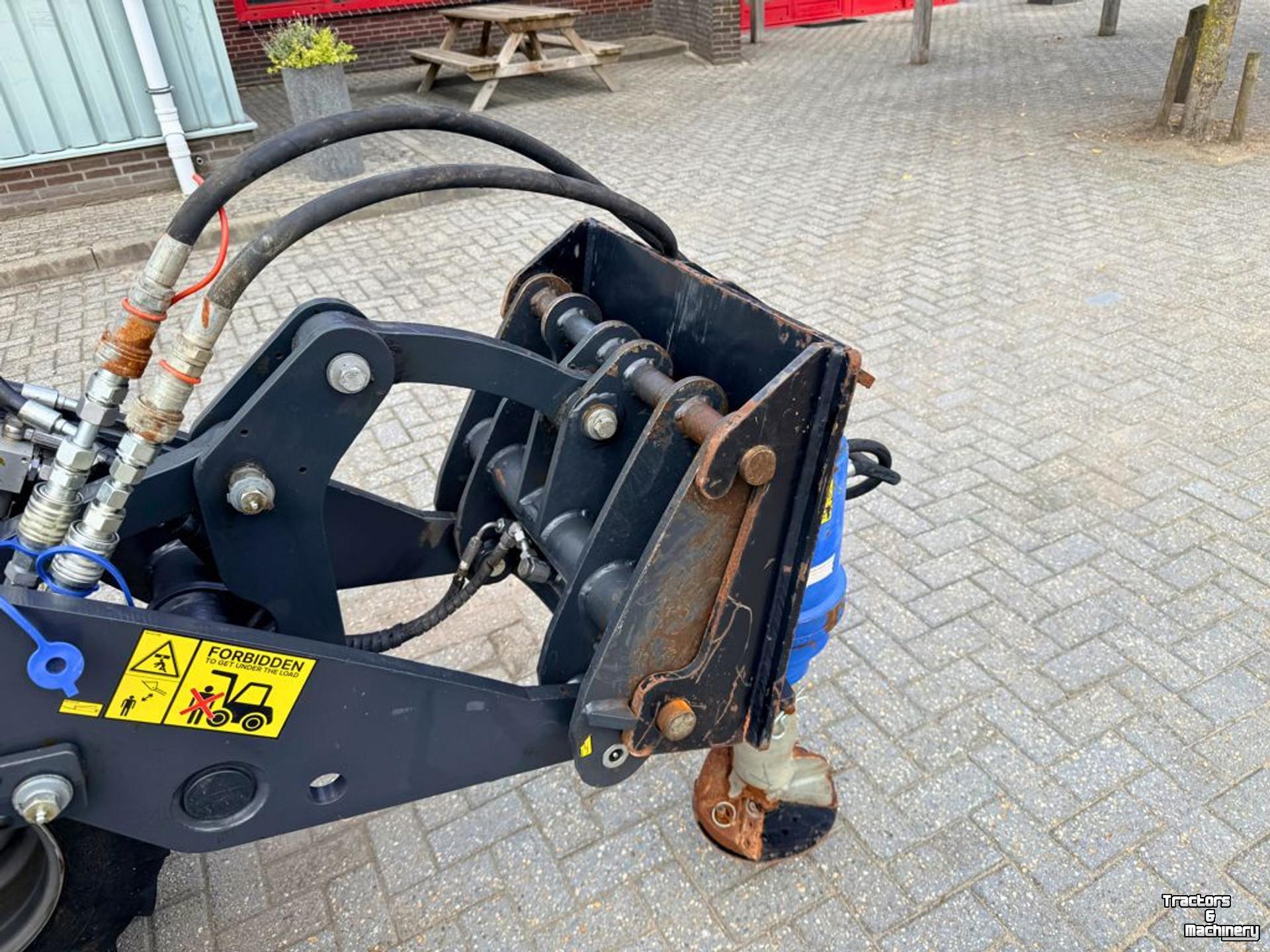 Earth drills Giant Boorunit 3500Max met houtsplijter