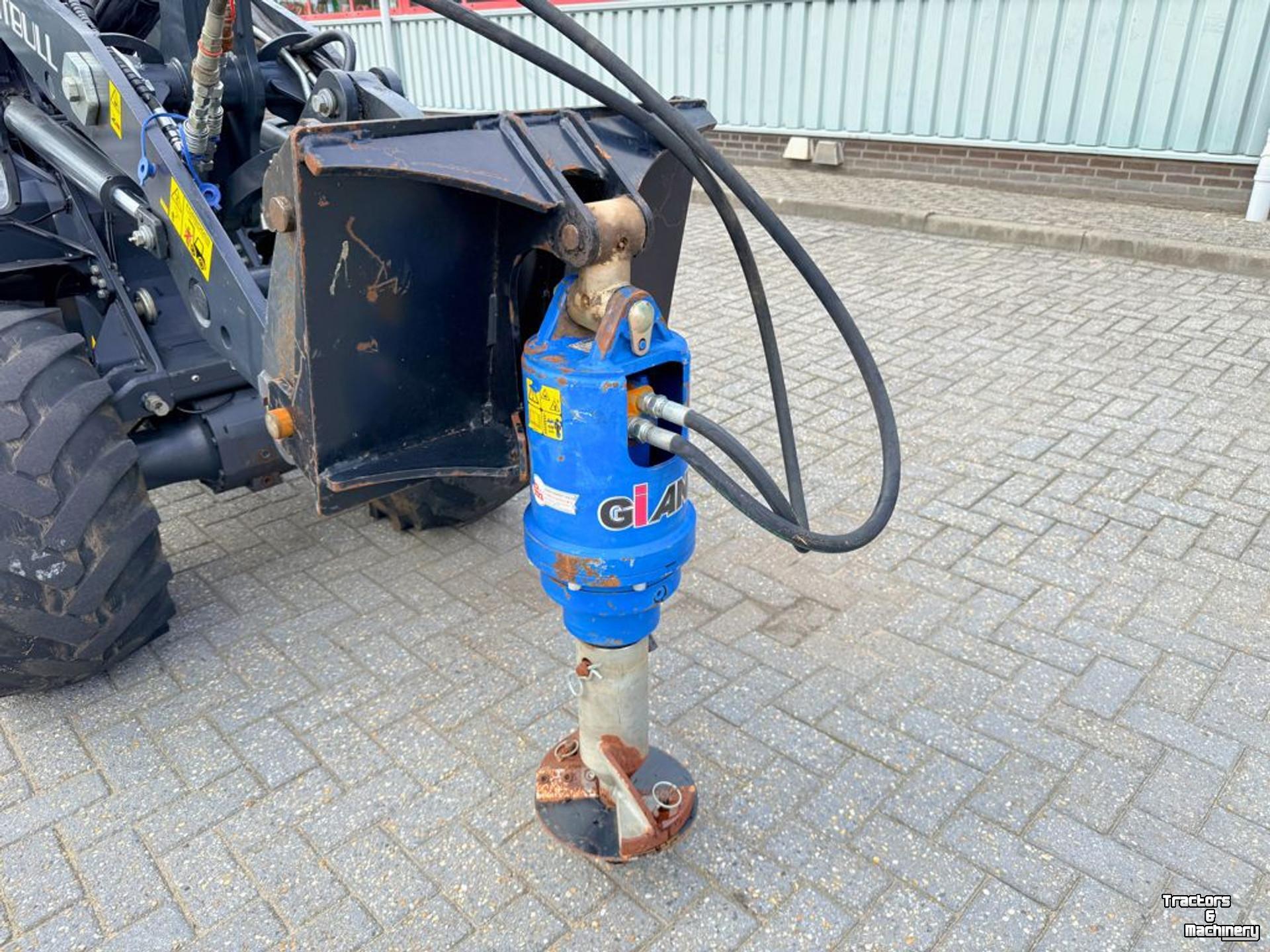 Earth drills Giant Boorunit 3500Max met houtsplijter