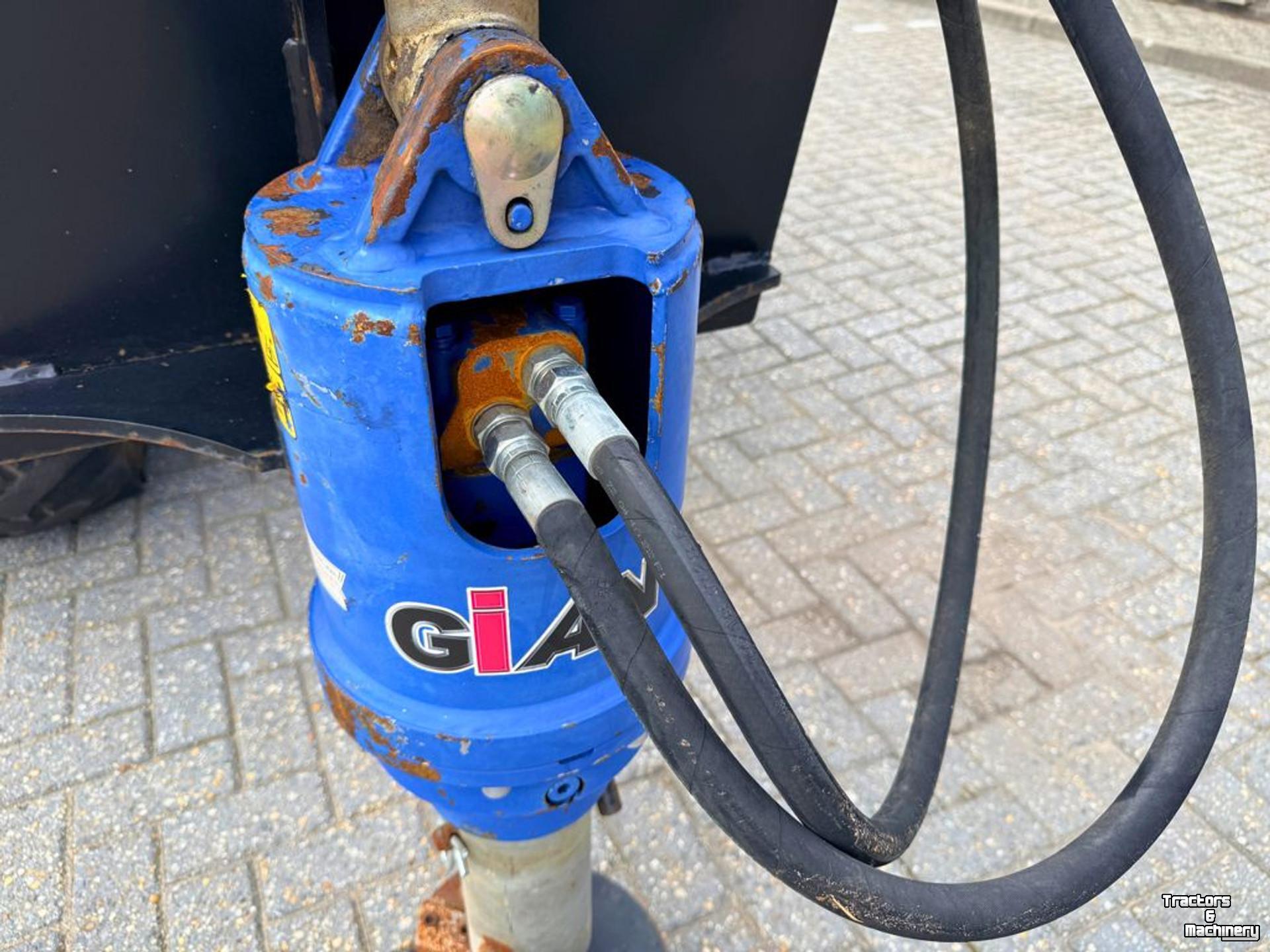 Earth drills Giant Boorunit 3500Max met houtsplijter