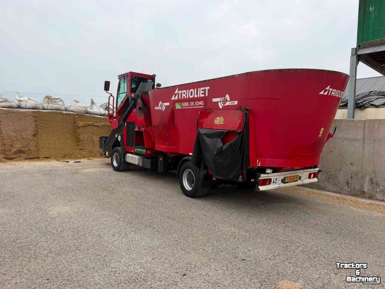 Self-propelled feed mixer Trioliet Trioliet Triotrac 2 L2000 Zelfrijdende voermengwagen midejo
