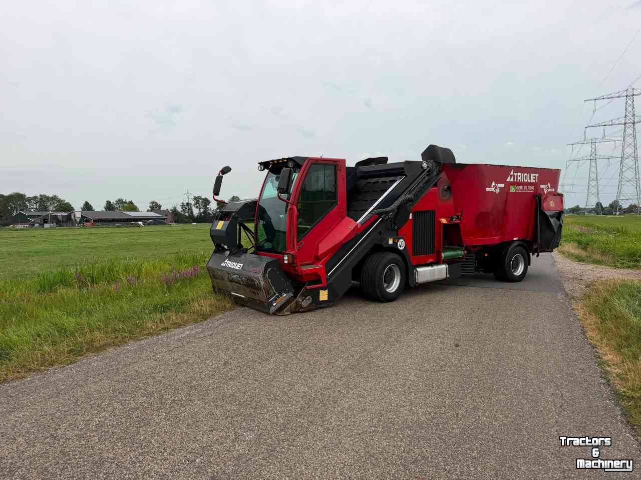 Self-propelled feed mixer Trioliet Trioliet Triotrac 2 L2000 Zelfrijdende voermengwagen midejo