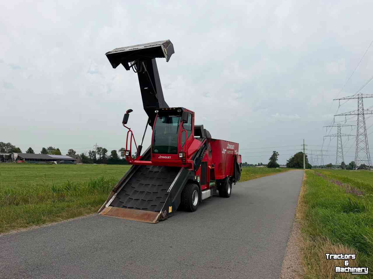 Self-propelled feed mixer Trioliet Trioliet Triotrac 2 L2000 Zelfrijdende voermengwagen midejo