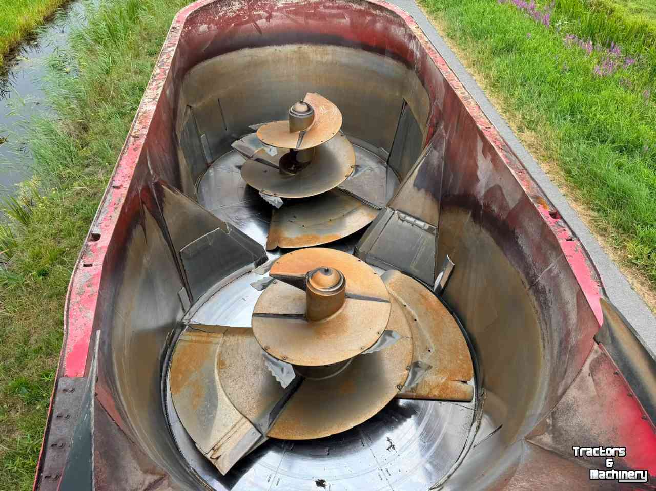 Self-propelled feed mixer Trioliet Trioliet Triotrac 2 L2000 Zelfrijdende voermengwagen midejo