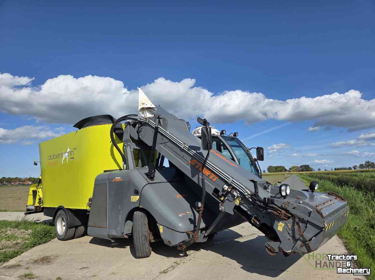 Self-propelled feed mixer Storti Doberman 250 zelfrijder