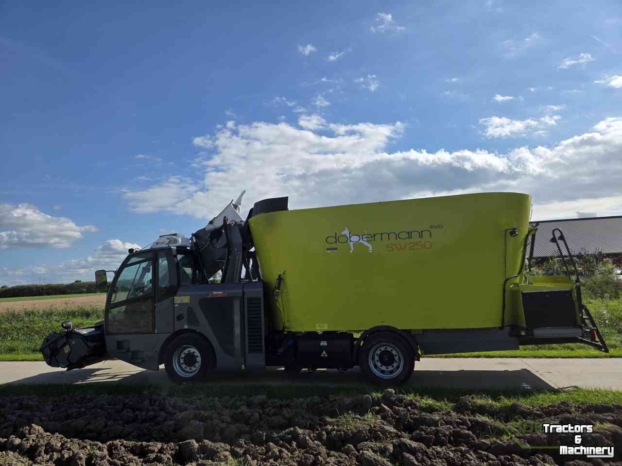 Self-propelled feed mixer Storti Doberman 250 zelfrijder