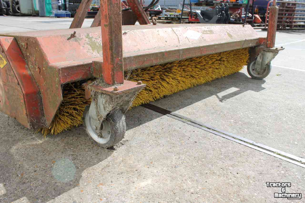 Sweeper Hekamp VM205 hydraulische veegmachine rolbezem met aangebouwde rubberschuif