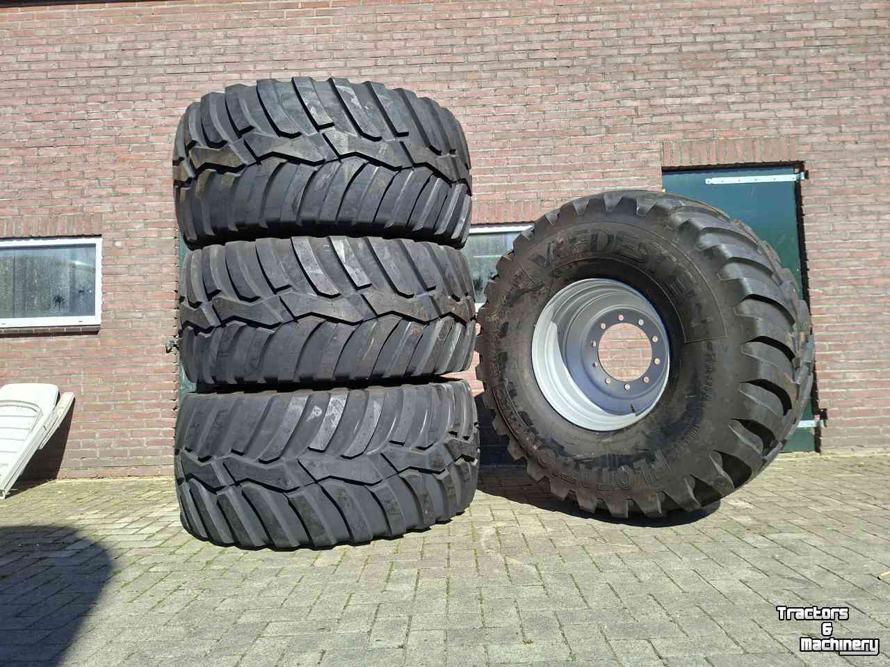 Wheels, Tyres, Rims & Dual spacers Vredestein Nieuwe Vredestein Flotation trac 650/65R26.5 kipper/kieper/dumper banden op velg 650/55R26.5