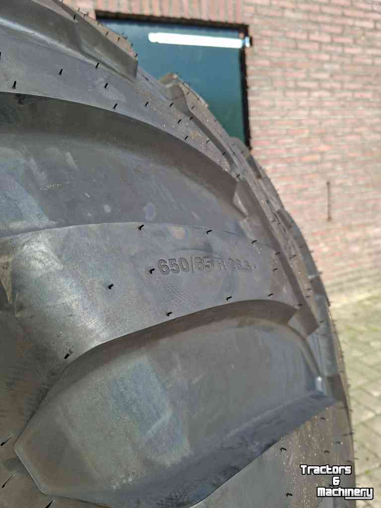 Wheels, Tyres, Rims & Dual spacers Vredestein Nieuwe Vredestein Flotation trac 650/65R26.5 kipper/kieper/dumper banden op velg 650/55R26.5