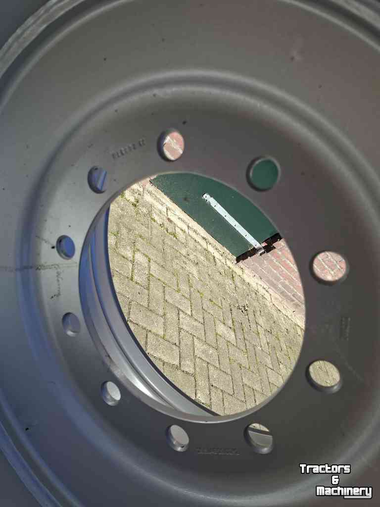 Wheels, Tyres, Rims & Dual spacers Vredestein Nieuwe Vredestein Flotation trac 650/65R26.5 kipper/kieper/dumper banden op velg 650/55R26.5