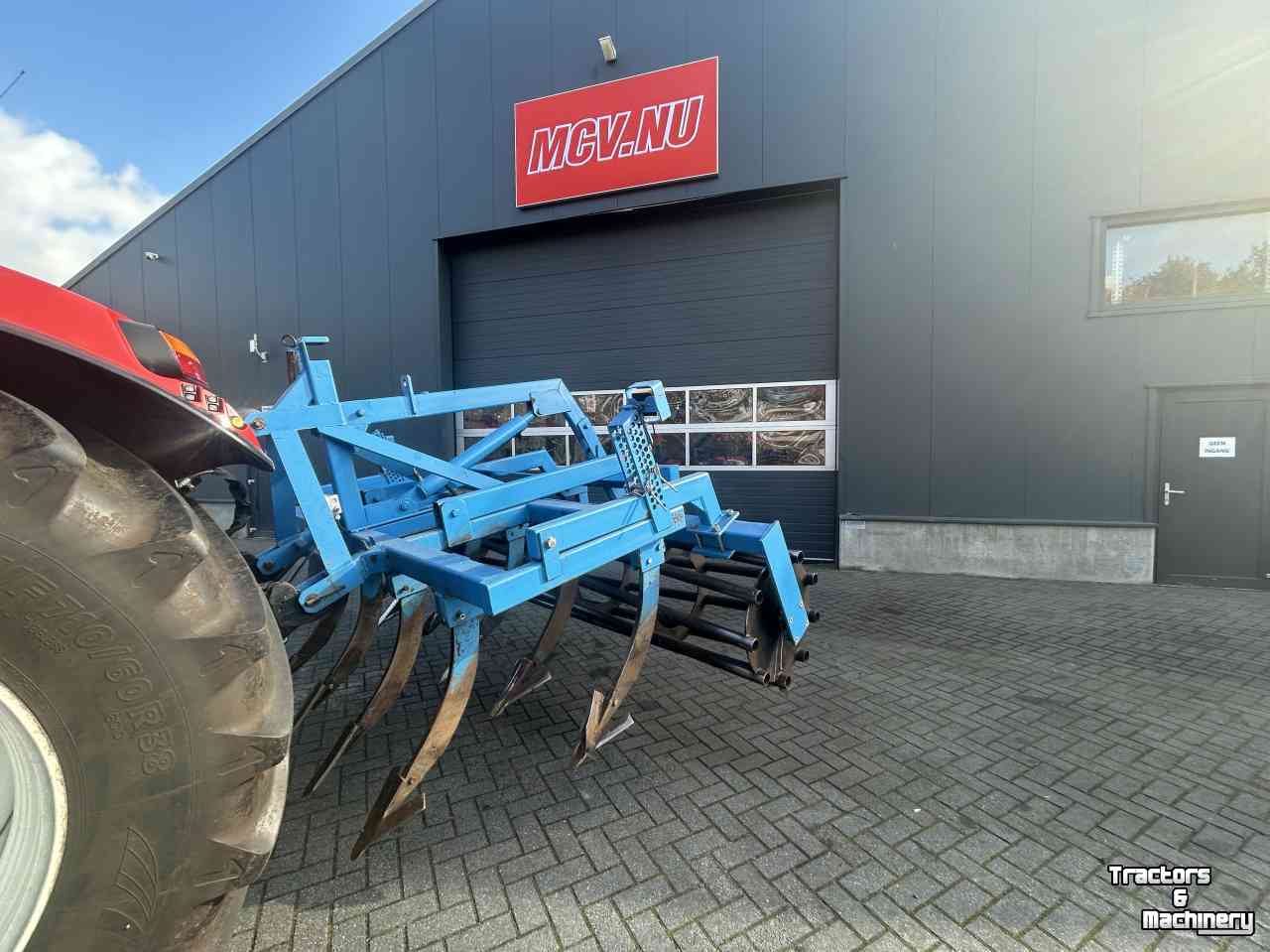 Cultivator  Vaste tand cultivator met kooirol en hefinrichting