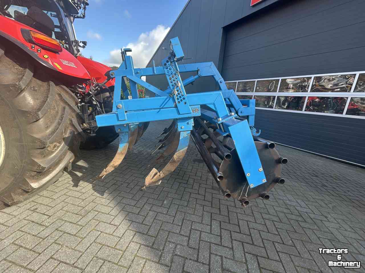Cultivator  Vaste tand cultivator met kooirol en hefinrichting