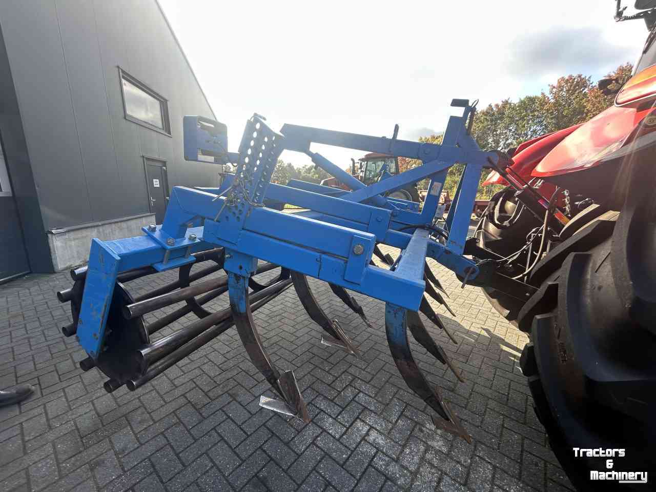 Cultivator  Vaste tand cultivator met kooirol en hefinrichting