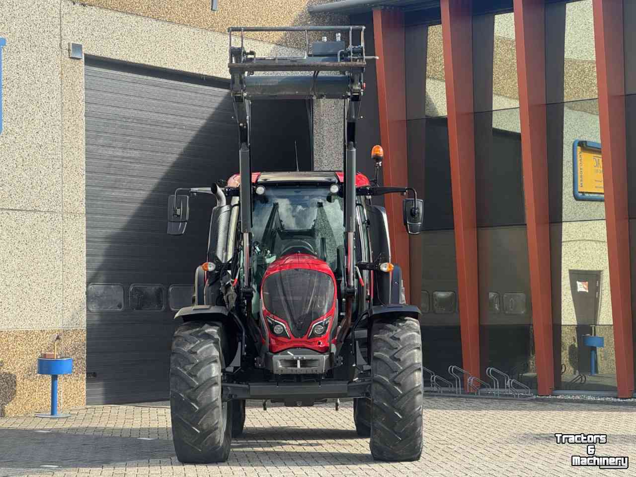 Tractor Valtra N 134Active Hitech vol geveerd lucht Frontlader Manip 120  3692u