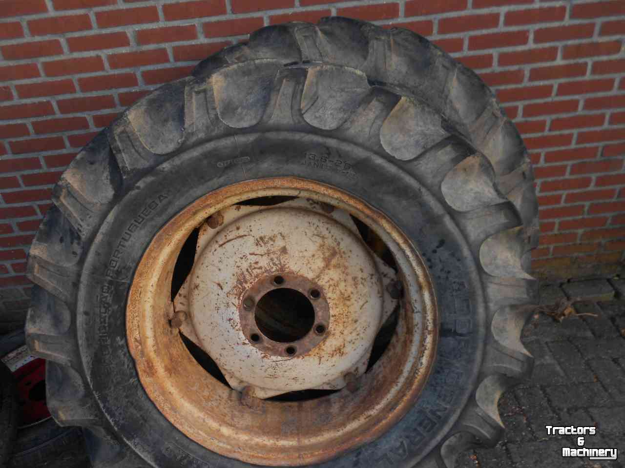 Wheels, Tyres, Rims & Dual spacers International 13.6-r28
