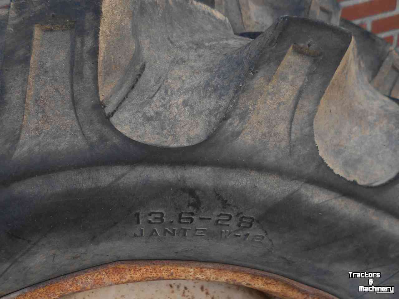 Wheels, Tyres, Rims & Dual spacers International 13.6-r28