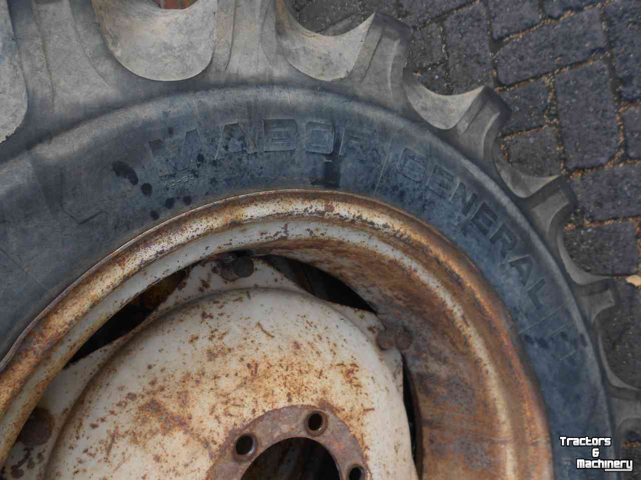 Wheels, Tyres, Rims & Dual spacers International 13.6-r28