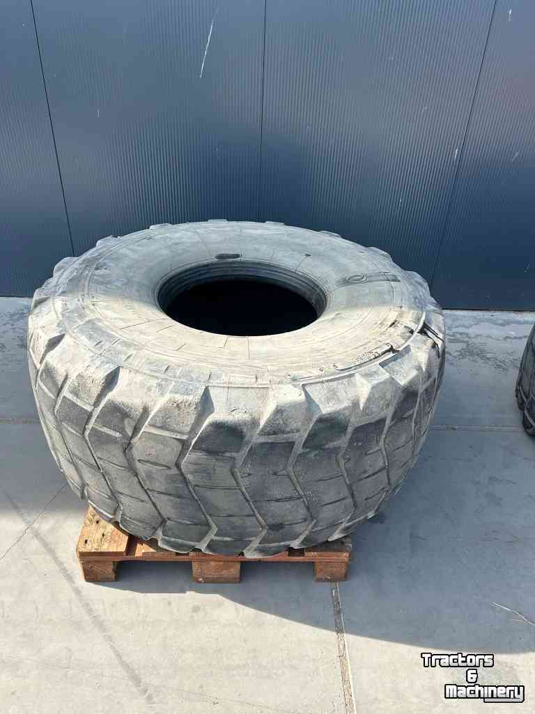 Wheels, Tyres, Rims & Dual spacers  24R20.5
