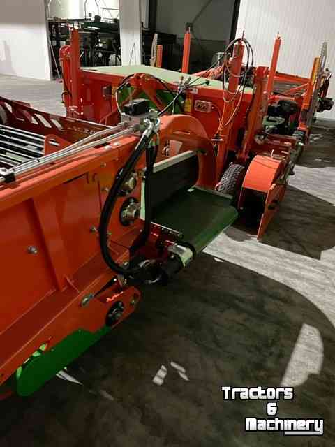 Onion harvester Holaras Uienloofmaaier Type UM 210-F 2408-3111 en Uienrooier type Type UR 205-DB 2408-3112