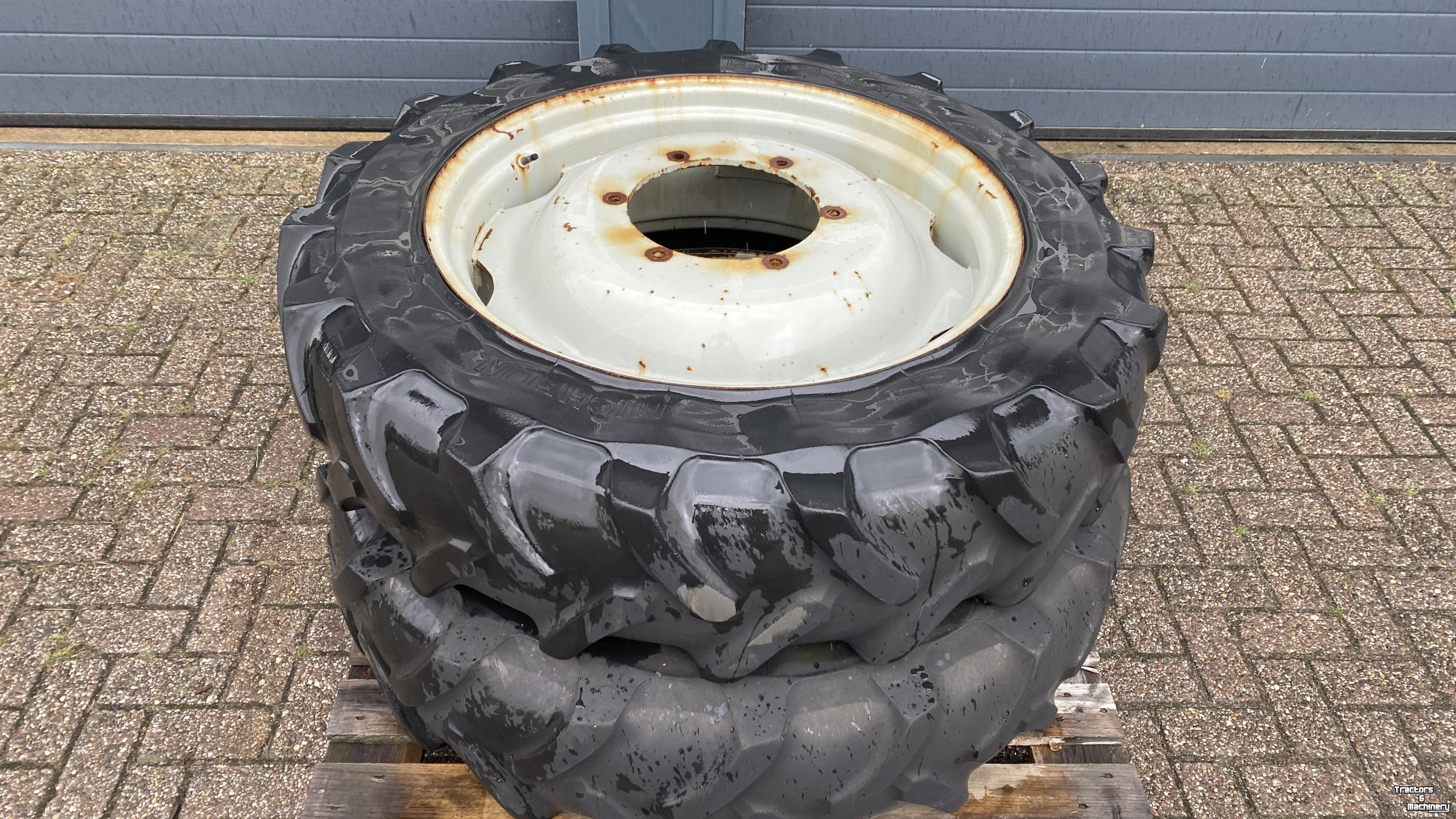 Wheels, Tyres, Rims & Dual spacers Michelin 12.4R32 op 6 gaats velg