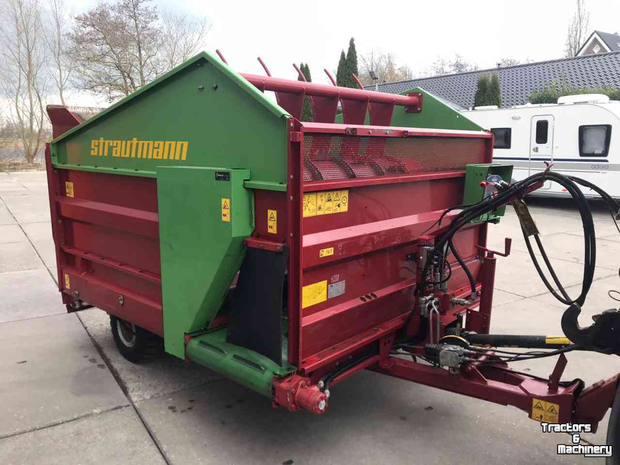 Silage-block distribution wagon Strautmann Blokkenwagen
