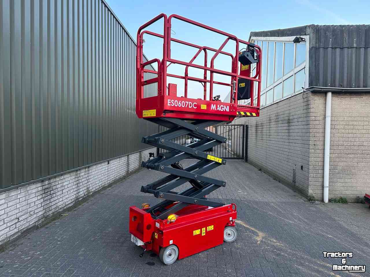 Articulated platforms Magni ES0607DC schaarhoogwerker Nieuw staat Magni schaarlift, van Bj 2022,