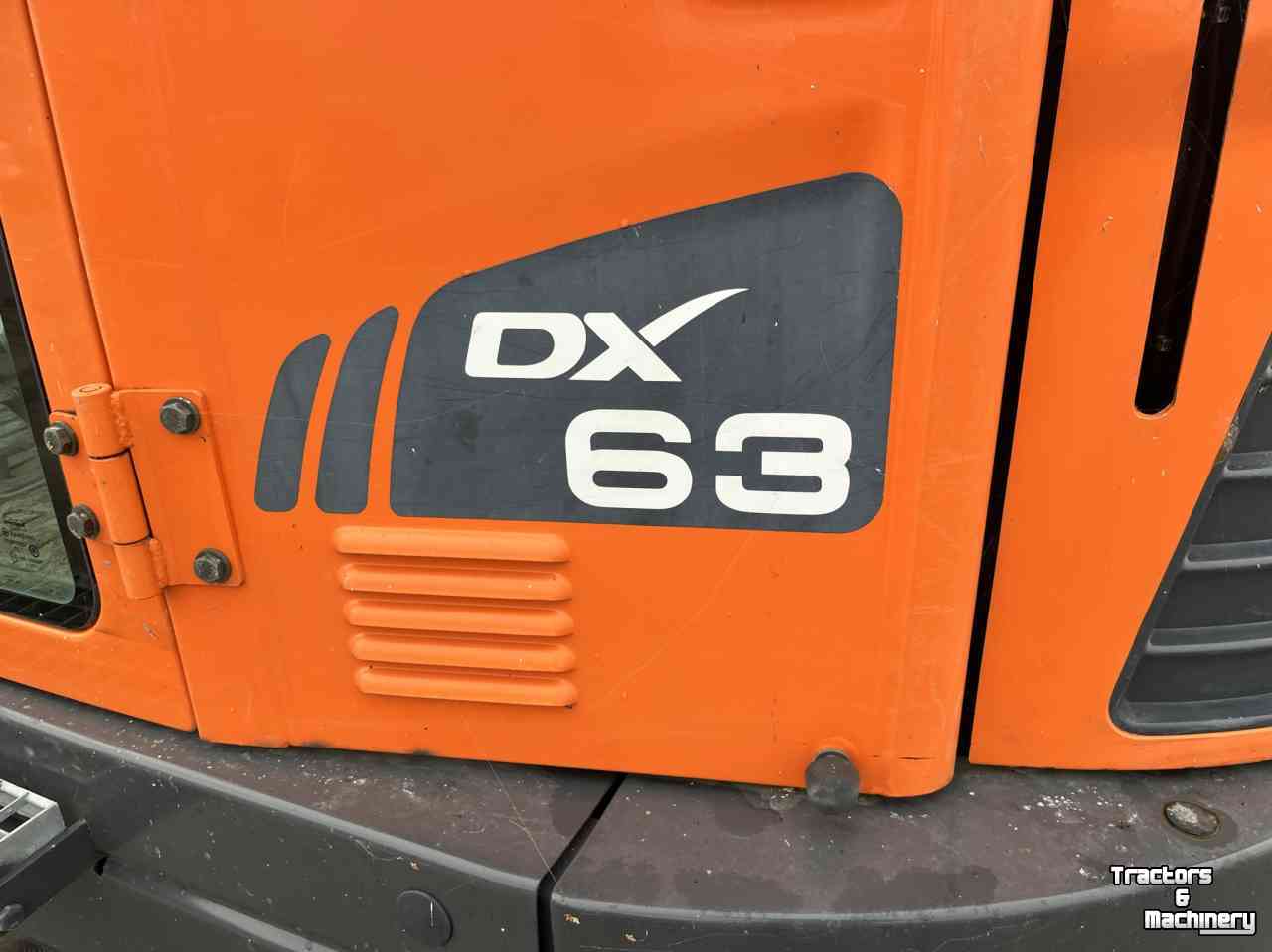 Excavator tracks Doosan DX63  met maar 4800 uur